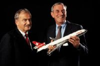Hannes Goetz (r.) and Armin Baltensweiler (l.) with the model of a Swissair MD-11