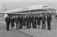 Crew in front of the McDonnell Douglas DC-8-62, HB-IDL "Aargau" with crew on the occasion of the last flight (flight SR 4964) in Zurich-Kloten