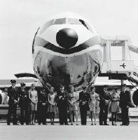 Cockpit and cabin crew in front of a Douglas DC-10 of Swissair in Zurich-Kloten