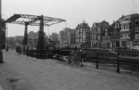 Amsterdam, Kadijksplein with Scharrebiersluis (brug 278) over Rapenburgerschutsluis / Schippersgracht, looking west (W)
