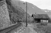 Salgesch, SBB single-track line, railroad kilometer 114.1, old Simplon line caretaker's house and IC with Re 4/4 II in the lead
