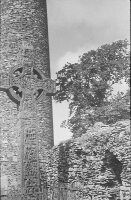 Ireland, Louth, Monasterboice north of Drogheda, tower and old stone cross