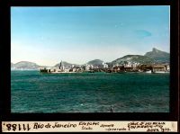 Rio de Janeiro, entrance on the left, city of Corovado [Corcovado].