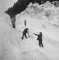 Clearing work after the Standeltal avalanche hit the cantonal road in the Reuss valley