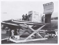 Loading of an airfreight crate to Manchester of Fr. Mettler's Söhne AG, Maschinenfabrik in Arth, into the Douglas DC-6A Freighter, HB-IBB "Nidwalden" in Zurich-Kloten