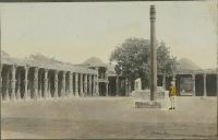 Delhi, Iron pillar in the courtyard of the Quwwat-ul-Islam mosque in the Qutb complex