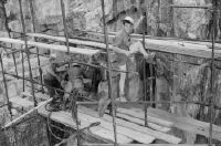 Construction of a pipe scaffold anchored in rock