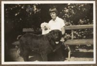 Elisabeth Mann mit Hunden